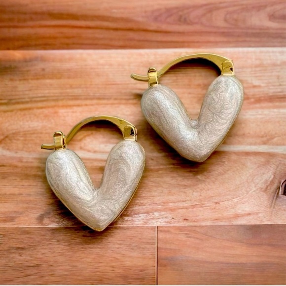 Elegant Gold And Enamel Huggie Hoop Earrings - Picture 4 of 4